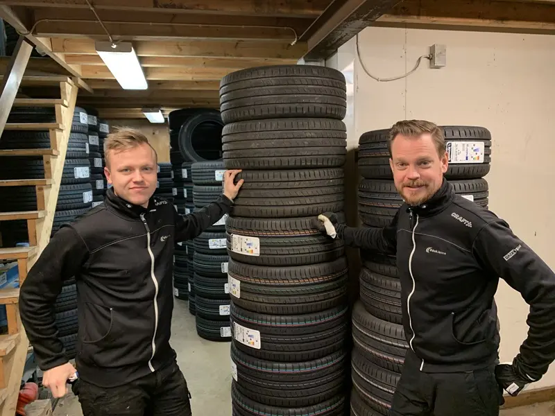 Ägaren Andreas och Tobias på DäckJanne i Umeå i däckverkstaden