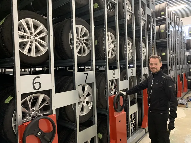 Organiserad däckförvaring i Umeå hos Andreas och DäckJanne med däck på hyllor i modern lagerlokal