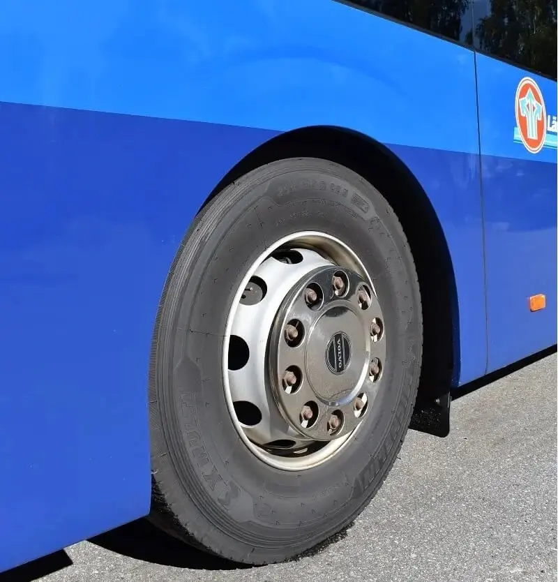 Bussdäck på hyllor redo för snabb montering i DäckJannes verkstad i Umeå