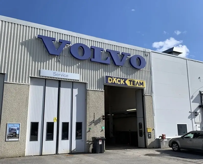 Vinterdäck och sommardäck för bussar i DäckJannes verkstad i Umeå, redo för montering
