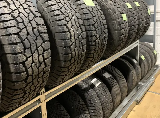 Vi har vinterdäck i olika prisklasser och till alla fordonstyper Vinterdäck med lågt rullmotstånd gör att du kommer längre på varje tank