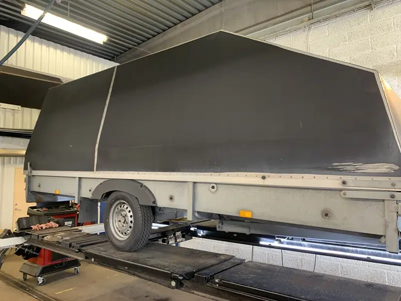 Släpvagn under service i DäckJannes verkstad för släpservice i Umeå