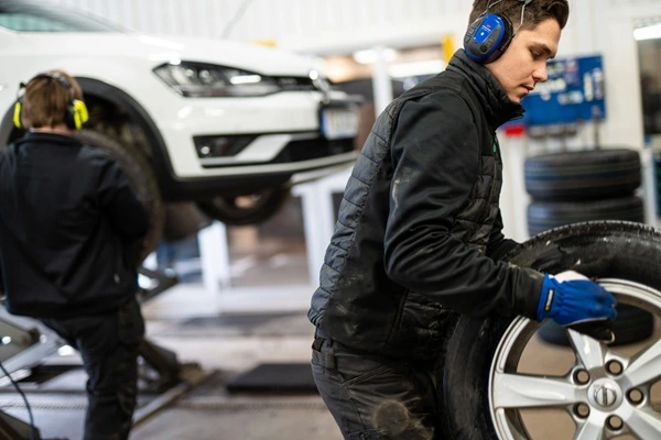 Vi på DäckJanne jobbar med bilservice och reparationer av bilar i Umeå och Holmsund